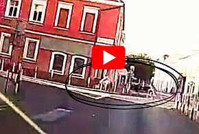 Z deptaka, prosto na ulicę i dalej pod prąd...To nagranie mrozi krew w żyłach! -81764