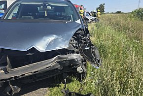 Wyglądało groźnie. Dwa samochody  osobowe zderzyły się na prostej drodze-81814