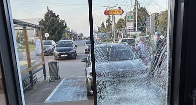 Jeden błąd i wielki huk. Kierowca wjechał prosto w Biedronkę! -81805