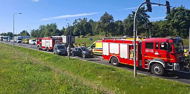 Auta na gostyńskich tablicach, zderzyły się  w Śremie. Ogromny korek na obwodnicy-81828