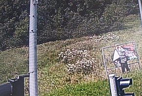 Rozwścieczył go baner, a poszło o napis. Wszystko co zrobił potem, nagrały...-81924
