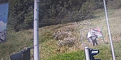 Rozwścieczył go baner, a poszło o napis. Wszystko co zrobił potem, nagrały...-81924