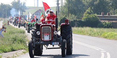Huczny start dożynek. Parada pojazdów przejechała na...-81955