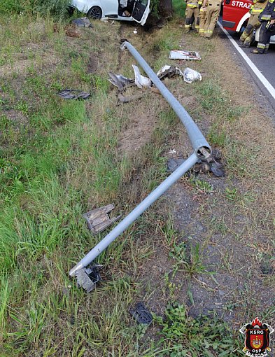 Samochód, którym jechali uderzył w drzewo. Do szpitala trafił 14-latek-82010