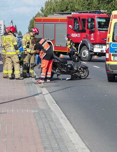 Kierowca Renault staranował motorowerzystę. Jedna osoba w szpitalu-82075