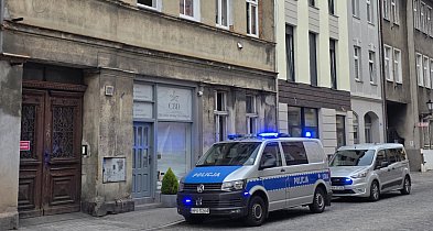 Śmierć kobiety w centrum miasta. Wypadła z okna. Śledczy...-82141