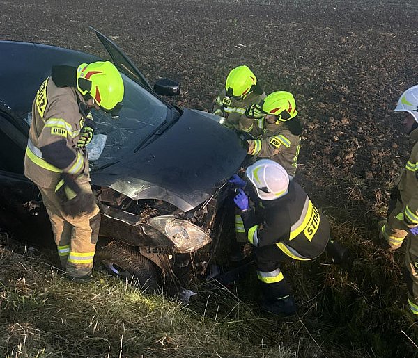 Niespokojny poranek na drogach. Zawyły syreny. Samochód wpadł do rowu...-82147