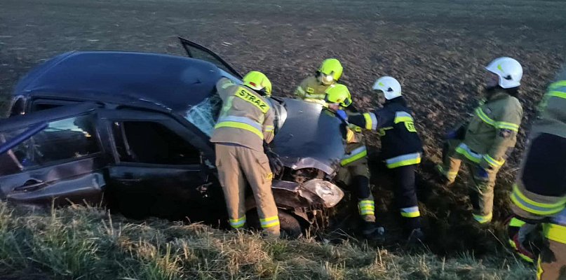 Niespokojny poranek na drogach. Zawyły syreny. Samochód wpadł do rowu... - 82147