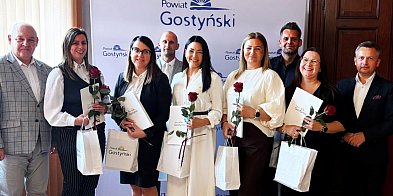 Docenili ich pracę. Starosta wręczył im awanse...-82187