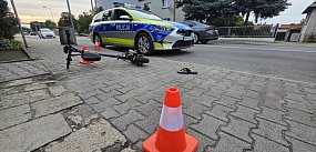 Zderzenie hulajnogi z pieszym! Dwaj młodzi mężczyźni...