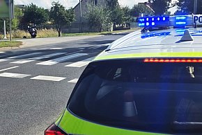 Groźne zderzenie. Skuter wbił się w osobówkę przy przejściu dla pieszych...-82307