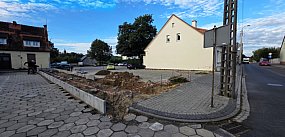 Zrujnowany mur to już historia. Parking zostaje, ale...