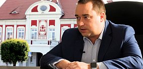 O cmentarzu, reklamach i prezentach dla noworodków.