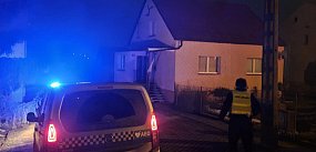 Spojrzała w górę i od razu chwyciła za telefon...