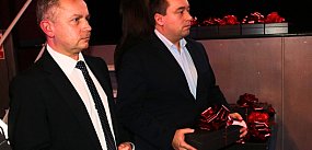 Burmistrz przyniósł znak, a starosta wyciągnął teczkę