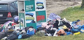 Zbiórka odzieży czy dzikie wysypisko? Zdjęcie ...