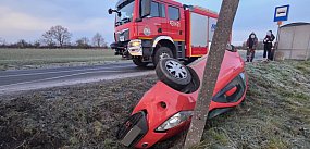 Dachowanie na olodzonej drodze. W aucie dwie nastolatki