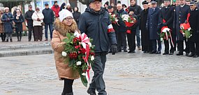 Ślizgawka nie zatrzymała uroczystości. Hymn, race i ...