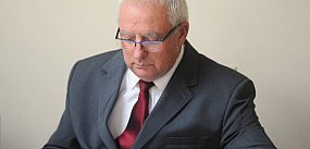 Stoją przy świetlicy i przy sklepie. Radny Stachowiak a