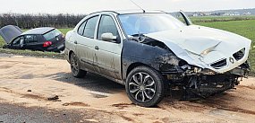 Czołówka na prostej drodze. Jedno z aut wylądowało...