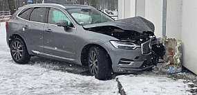 Przejechał przez skrzyżowanie i chodnik....