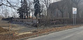 Mur przy Farze "trzyma się" na palach. Decyzja na sesji