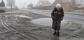 Roztopy odsłoniły problem. Przystanek tonie w błocie...