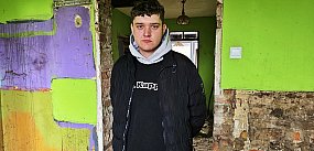 Pochowali ojca, pochwali mamę. Teraz mają tylko siebie