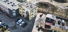 Strażnicy miejscy utknęli pod drzwiami budynku...