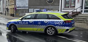 Pomoc nadeszła w porę. Stała w piżamie i kapciach. Nie