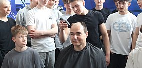 Nauczyciel dał przykład. W ZSZ w Gostyniu golili głowy