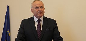 Ci dyrektorzy zostają! Ich zarobki robią wrażenie...