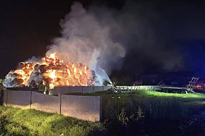 Pożar balotów słomy w Grabianowie-13453
