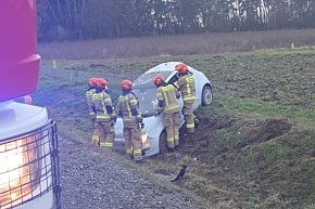 Auto w rowie przy obwodnicy pod Gostyniem-13673