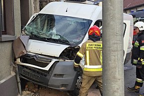 Samochód wjechał w budynek mieszkalny w Pogorzeli-13678