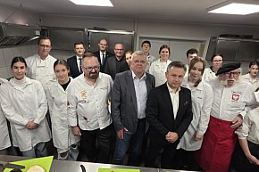 Gotowanie ze znanym kucharzem w ZSOiZ w Krobi-13693