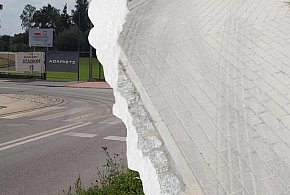 Skasowany znak, ślady kół na chodniku i nerwy na granicy. Nie ma się co dziwić...-82497