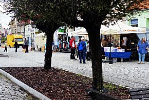 Czytelniczy piknik na rynku. Pogoda nie pomagała. Mieszkańców jak na lekarstwo-82510