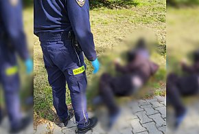 Mężczyzna leżał przy placu zabaw. Twierdził, że... musi tylko nabrać sił-82813
