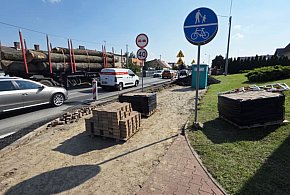 Przecierał oczy ze zdziwienia. Chodnik ułożony kilka lat temu zniknął...-82984