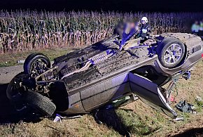 Groźne zdarzenie na obwodnicy... BMW dachowało w rowie. Jedna osoba ranna-83236