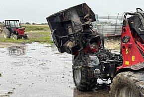 W budynku inwentarskim płonęła maszyna! Panowało ogromne zadymienie-83247