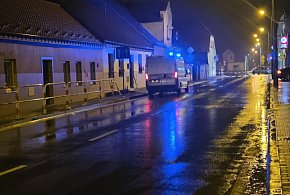 Gostyń. Kierowca BMW uderzył w barierki, a potem wbił się w ścianę budynku. -83261