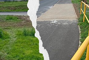 Asfalt zniknął z dnia na dzień, ktoś dorobił wjazd. Wyjaśniamy, dlaczego...-83260