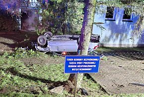 Nocne dachowanie przy ujęciu wody! Audi A4 na dachu, w środku młodzi ludzie-83421