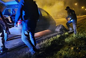 Auto stanęło w ogniu! Strażnicy gasili pożar, potem zawieźli poszkodowanych...-83563