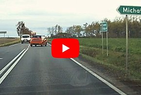 O włos od wypadku. Młody kierowca bez zastanowienia miał wyjechać na drogę...-84098