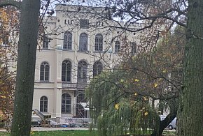 Na moment wszyscy wstrzymali oddech! W zamku zawyły syreny. Nikt nie...-84302