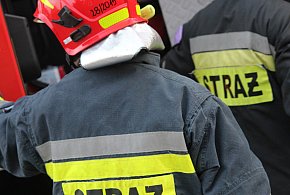 Poranny alarm na Leśnej w Gostyniu. Strażacy zastali auto z podniesioną do góry...-84461