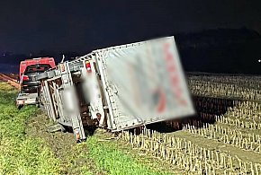 Laweta z autami w rowie! Jedna osoba poszkodowana. Policja wyjaśnia...-84542